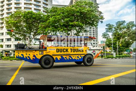 I turisti sull'anatra visitano Singapore per una visita turistica unica della città e del porto. Foto Stock