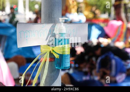 Bangkok, Tailandia. 9th Dic 2021. Rete del gruppo Chana Rak Thin, stabilirsi per le attività e raduni durante la notte di fronte al Palazzo delle Nazioni Unite. Dopo essere stati dispersi ed espulsi dalla zona di fronte al Palazzo del Governo, si stabiliranno per protestare qui fino a quando il progetto Chana Industrial Estate non sarà annullato. Per il futuro dei bambini e per preservare il buon ambiente del distretto di Chana, provincia di Songkhla. (Credit Image: © Adirach Toumlamoon/Pacific Press via ZUMA Press Wire) Foto Stock