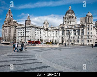 Una vista delle tre grazie al Pier Head di Liverpool. Il Royal Liver Building, il Cunard Building e gli ex uffici dei Mersey Docks e Harbour Board Foto Stock