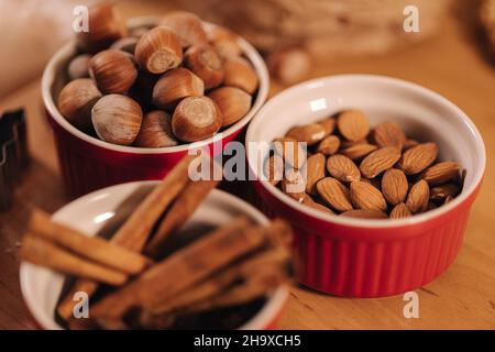 Cannella e nit in piatti rossi. Ingredienti per pan di zenzero Foto Stock