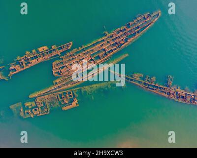 Abbandonato relitto rotto che sporge dal mare Foto Stock