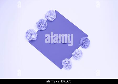 Occhiali da sole viola e rose su sfondo chiaro. Concetto di moda. Minimalismo. Flat lay, vista dall'alto, concetto estivo. Colore dell'anno 2022 Foto Stock