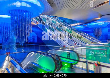 DUBAI, Emirati Arabi Uniti - 18 GENNAIO 2018: Vista della stazione della metropolitana di BurJuman a Dubai, Emirati Arabi Uniti Foto Stock