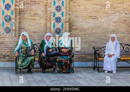 SAMARCANDA, UZBEKISTAN - 27 APRILE 2018: Donne anziane locali in visita al Mausoleo di Gur-e Amir a Samarcanda, Uzbekistan Foto Stock