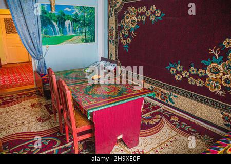 MUYNAQ, UZBEKISTAN - 22 APRILE 2018: Interno di una casa locale a Moynaq Mo ynoq o Muynak , Uzbekistan Foto Stock