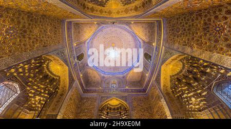 SAMARCANDA, UZBEKISTAN - 27 APRILE 2018: Cupola del Mausoleo di Gur-e Amir a Samarcanda, Uzbekistan Foto Stock