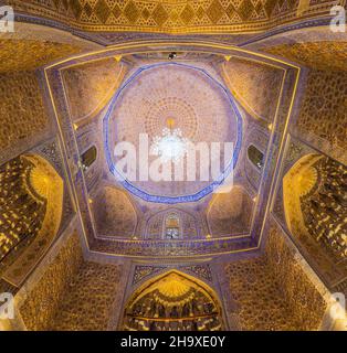 SAMARCANDA, UZBEKISTAN - 27 APRILE 2018: Cupola del Mausoleo di Gur-e Amir a Samarcanda, Uzbekistan Foto Stock