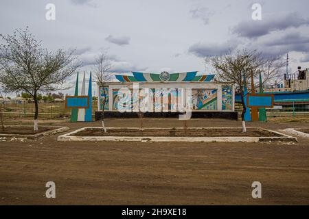 MUYNAQ, UZBEKISTAN - 22 APRILE 2018: Monumento in ex città portuale Moynaq Mo ynoq o Muynak , Uzbekistan Foto Stock