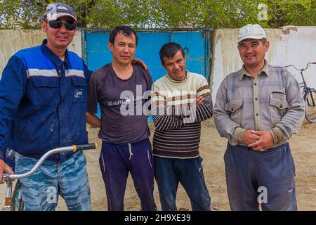 MUYNAQ, UZBEKISTAN - 22 APRILE 2018: Uomini locali nella città portuale precedente Moynaq Mo ynoq o Muynak , Uzbekistan Foto Stock