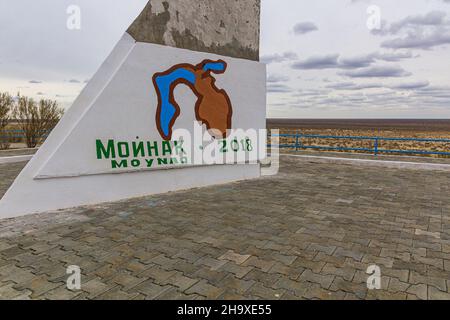 MUYNAQ, UZBEKISTAN - 22 APRILE 2018: Monumento al mare nell'ex città portuale Moynaq Mo ynoq o Muynak , Uzbekistan Foto Stock