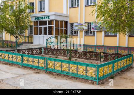 MUYNAQ, UZBEKISTAN - 22 APRILE 2018: Costruzione di Agrobank in ex città portuale Moynaq Mo ynoq o Muynak , Uzbekistan Foto Stock