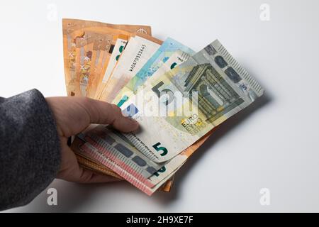 Mano che tiene una pila di banconote in euro Foto Stock