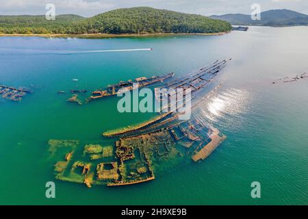 Abbandonato relitto rotto che sporge dal mare Foto Stock