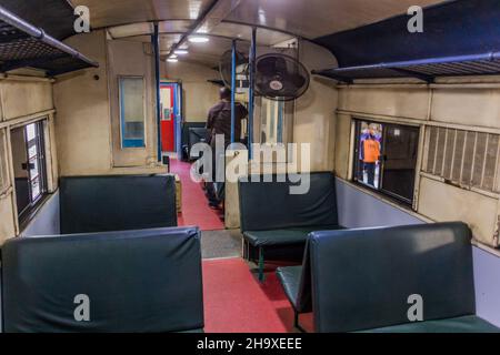 TANJUNG ARU, MALESIA - 25 FEBBRAIO 2018: Interno di un treno della ferrovia del Borneo del Nord, Sabah, Malesia Foto Stock