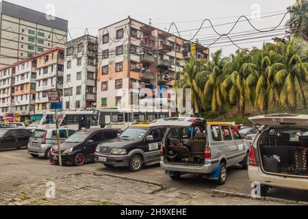 KOTA KINABALU, MALESIA - 25 FEBBRAIO 2018: Vista di una strada a Kota Kinabalu, Sabah, Malesia Foto Stock