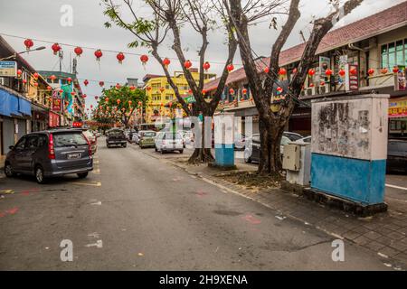 KOTA KINABALU, MALESIA - 25 FEBBRAIO 2018: Strada con lanterne cinesi a Kota Kinabalu, Sabah, Malesia Foto Stock