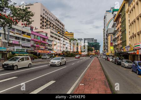 KOTA KINABALU, MALESIA - 25 FEBBRAIO 2018: Vista di una strada a Kota Kinabalu, Sabah, Malesia Foto Stock