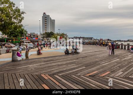 KOTA KINABALU, MALESIA - 25 FEBBRAIO 2018: Vista dell'Esplanade Waterfront a Kota Kinabalu, Sabah, Malesia Foto Stock