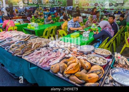 KOTA KINABALU, MALESIA - 25 FEBBRAIO 2018: Ristorante di pesce al mercato notturno a Kota Kinabalu, Sabah, Malesia Foto Stock