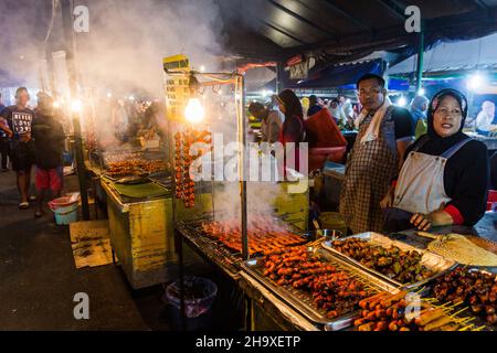 KOTA KINABALU, MALESIA - 25 FEBBRAIO 2018: Bancarelle di pollo al mercato notturno di Kota Kinabalu, Sabah, Malesia Foto Stock