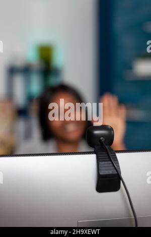 Primo piano della webcam del computer utilizzata durante le videochiamate, per parlare con le videotelecomunicazioni a casa. Fotocamera con obiettivo sul monitor per chattare durante la conferenza online. Accessorio multimediale Foto Stock