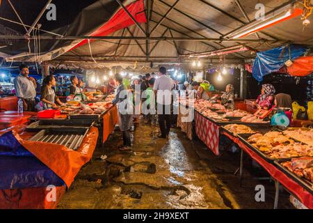 KOTA KINABALU, MALESIA - 25 FEBBRAIO 2018: Bancarelle di pollo al mercato notturno di Kota Kinabalu, Sabah, Malesia Foto Stock