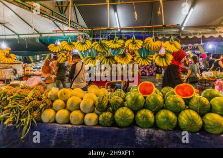 KOTA KINABALU, MALESIA - 25 FEBBRAIO 2018: Bancarelle di frutta al mercato notturno di Kota Kinabalu, Sabah, Malesia Foto Stock