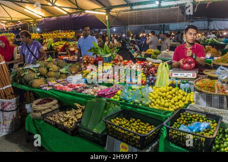 KOTA KINABALU, MALESIA - 25 FEBBRAIO 2018: Bancarelle di frutta al mercato notturno di Kota Kinabalu, Sabah, Malesia Foto Stock