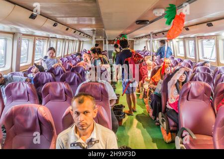 KOTA KINABALU, MALESIA - 26 FEBBRAIO 2018: Nave Labuan Express Tiga che naviga da Kota Kinabalu a Labuan, Malesia Foto Stock