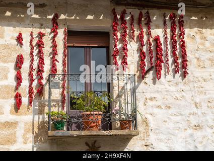 Corde di peperoncini rossi che asciugano fuori casa, villaggio di Elceigo, Álava, Paesi Baschi, Spagna settentrionale Foto Stock