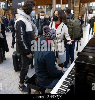 Parigi, Frankreich. 09th Dic 2021. Annalena Baerbock, Ministro federale degli esteri, inizia il suo primo viaggio all'estero a Parigi, Bruxelles e Varsavia. Qui con i musicisti di strada alla stazione ferroviaria Nord di Parigi. 9th dicembre 2021 Copyright: Thomas IMO/photothek.net Credit: dpa/Alamy Live News Foto Stock