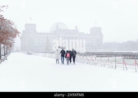 Berlino, Germania. 09th Dic 2021. Cinque persone si distinguono davanti al Bundestag nella nevicata di Berlino, 9th dicembre 2021. Copyright: Florian Gaertner/photothek.de Credit: dpa/Alamy Live News Foto Stock