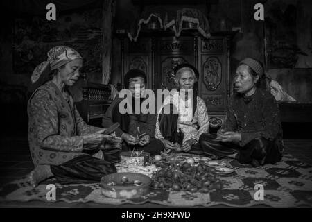 Il betel Nut è una cosa indispensabile nelle occasioni sociali o nelle feste del popolo vietnamita. Le donne anziane si siedono sul betel Nut in una famiglia che ha un mer Foto Stock