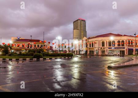 MIRI, MALESIA - 27 FEBBRAIO 2018: Vista serale delle strade a Miri, Sarawak, Malesia Foto Stock