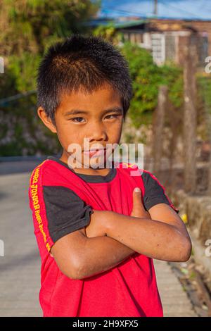 SAGADA, FILIPPINE - 24 GENNAIO 2018: Giovane ragazzo nel villaggio di Sagada sull'isola di Luzon, Filippine Foto Stock