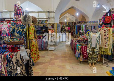 KHIVA, UZBEKISTAN - 25 APRILE 2018: Interno del bazar Allakuli Khan a Khiva, Uzbekistan Foto Stock