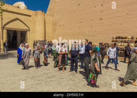 KHIVA, UZBEKISTAN - 26 APRILE 2018: I turisti visitano la città vecchia di Khiva, Uzbekistan Foto Stock