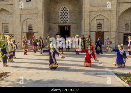 BUKHARA, UZBEKISTAN - 30 APRILE 2018: Ballerini che indossano abiti tradizionali nel centro di Bukhara, Uzbekistan Foto Stock