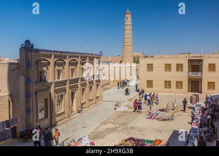 KHIVA, UZBEKISTAN - 26 APRILE 2018: Mercato di strada nella città vecchia di Khiva, Uzbekistan. Foto Stock