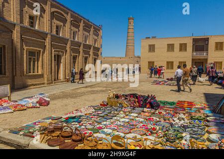 KHIVA, UZBEKISTAN - 26 APRILE 2018: Mercato di strada nella città vecchia di Khiva, Uzbekistan. Foto Stock