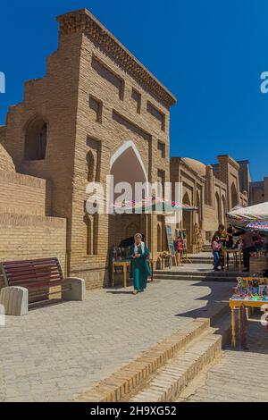 KHIVA, UZBEKISTAN - 26 APRILE 2018: Mercato di strada nella città vecchia di Khiva, Uzbekistan. Foto Stock