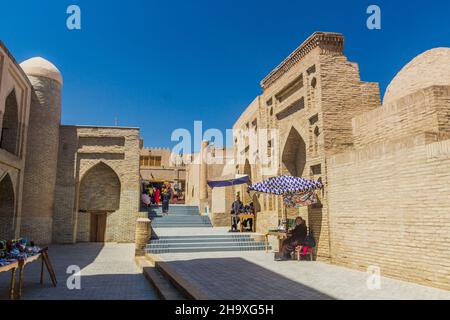 KHIVA, UZBEKISTAN - 26 APRILE 2018: Strada nella città vecchia di Khiva, Uzbekistan. Foto Stock