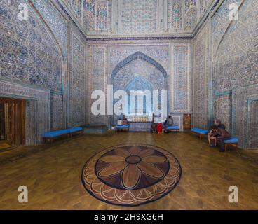 KHIVA, UZBEKISTAN - 26 APRILE 2018: Interno del Mausoleo Pakhlavan Makhmoud nella città vecchia di Khiva, Uzbekistan. Foto Stock