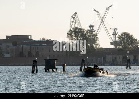 Venezia, Italia - 27 ottobre 2021: Nave da trasporto nella laguna di Venezia (Italia) in una giornata di sole in inverno Foto Stock