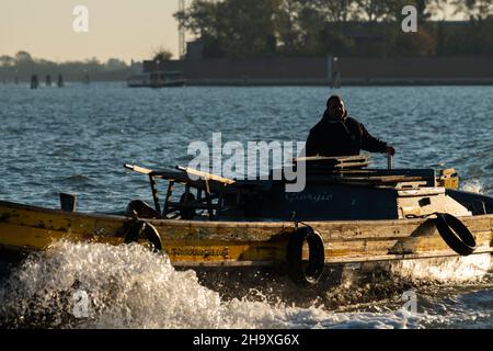 Venezia, Italia - 27 ottobre 2021: Nave da trasporto nella laguna di Venezia (Italia) in una giornata di sole in inverno Foto Stock