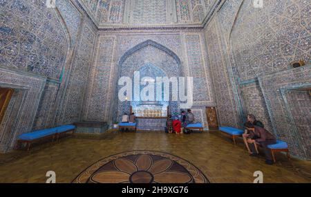 KHIVA, UZBEKISTAN - 26 APRILE 2018: Interno del Mausoleo Pakhlavan Makhmoud nella città vecchia di Khiva, Uzbekistan. Foto Stock