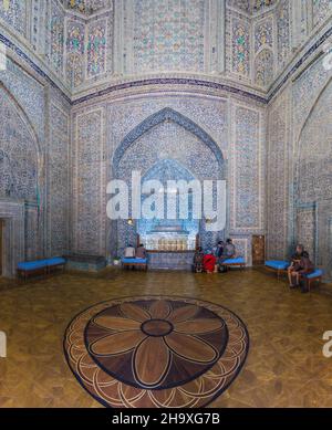 KHIVA, UZBEKISTAN - 26 APRILE 2018: Interno del Mausoleo Pakhlavan Makhmoud nella città vecchia di Khiva, Uzbekistan. Foto Stock