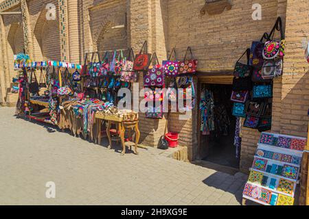 KHIVA, UZBEKISTAN - 26 APRILE 2018: Mercato di strada nella città vecchia di Khiva, Uzbekistan. Foto Stock