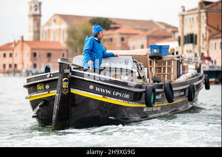 Venezia, Italia - 27 ottobre 2021: Nave da trasporto nella laguna di Venezia (Italia) in una giornata di sole in inverno Foto Stock