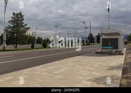 ASHGABAT, TURKMENISTAN - 17 APRILE 2018: Strada vuota e fermata dell'autobus ad Ashgabat, Turkmenistan Foto Stock